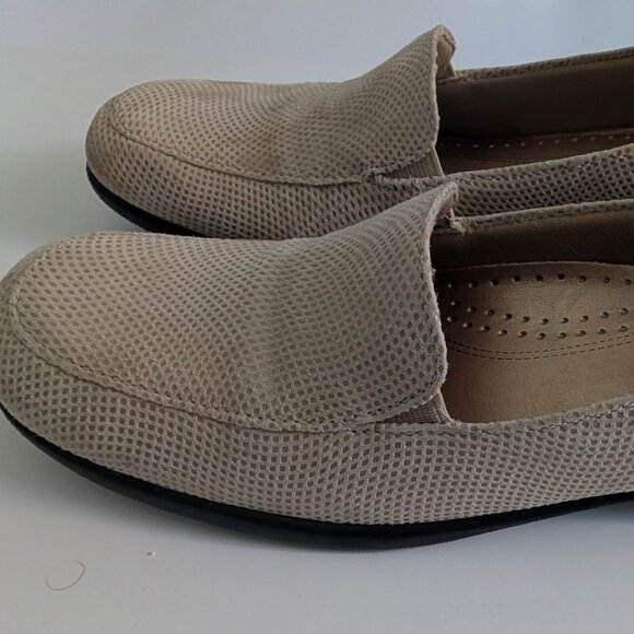 Trotters Women's Jenn Mini Loafer, gold/beige color, size 8.5 slim - Picture 7 of 7